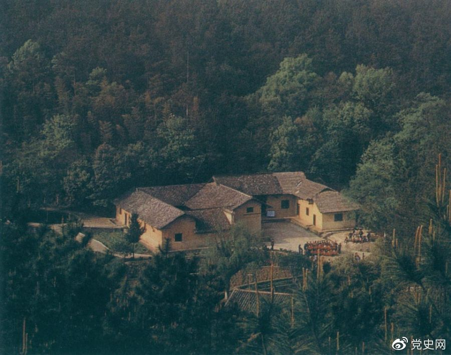 毛澤東故居——湖南省湘潭縣韶山?jīng)_上屋場(chǎng)。1893年12月26日，毛澤東在這里誕生。